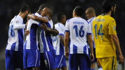 Yacine Brahimi celebra con sus compañeros un gol del Porto ante BATE Borisov.