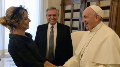 El Papa Francisco junto a la primera dama argentina, Fabiola Yáñez, y el presidente Alberto Fernández.