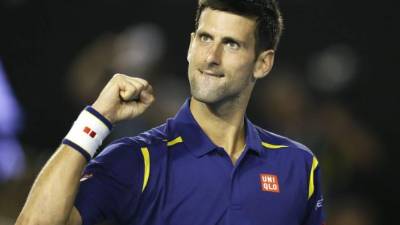 Novak Djokovic celebra su victoria por 6-1, 6-2, 3-6 y 6-3 ante el suizo Roger Federer.