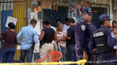 Los dos cadáveres quedaron tirados en una galera. En el lugar encontraron al menos 18 casquillos de bala.