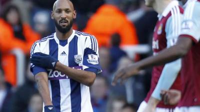 Anelka al momento de la polémica celebración.