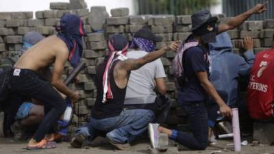 La ofensiva del gobierno de Daniel Ortega para acabar con las protestas y bloqueos en Nicaragua ha dejado ya 148 muertos. Esta semana, las ciudades de El Crucero y Jinotepe, ambas al sureste de Managua, han estado bajo ataque por las fuerzas policiales aumentando la tensión en el país vecino.