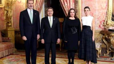 El mandatario hondureño Juan O. Hernández y su esposa Ana se han reunido ya en la madre patria con los monarcas.