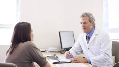 La mujer puede someterse a una histeroscopia para tratar miomas, la cual se hace en el consultorio.