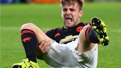 England's defender Luke Shaw receives medical attention after a clash with Spain's defender Dani Carvajal (R) during the UEFA Nations League football match between England and Spain at Wembley Stadium in London on September 8, 2018. / AFP PHOTO / Adrian DENNIS / NOT FOR MARKETING OR ADVERTISING USE / RESTRICTED TO EDITORIAL USE