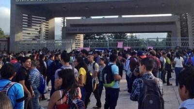 Estudiantes de la Unah en Tegucigalpa no pudieron ingresar a clases porque se encontraron los portones cerrados.