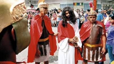 El viacrucis se realiza el viernes santo.