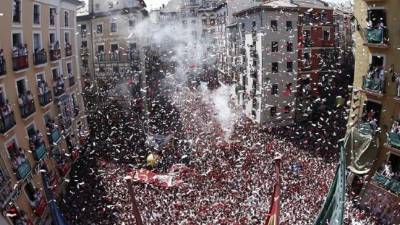 pie de foto Lanzamiento del tradicional chupinazo con el que han dado comienzo las fiestas de San Fermín 2019, este sábado en la Plaza del Ayuntamiento de Pamplona. EFE/Jesús Diges