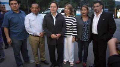 El expresidente de la CSJ, Jorge Rivera Avilés (centro), brindó declaraciones a su salida.