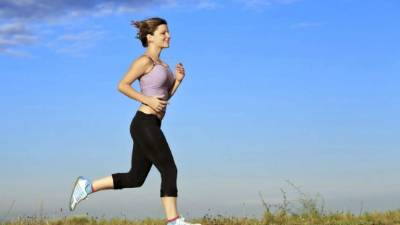 Las causas principales de ototoxicidad son los antibióticos de la familia de los aminoglucósidos, como la estreptomicina, o productos anticancerosos como el cisplatino.