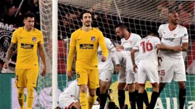 Los jugadores del Sevilla celebran el gol del defensa, Sergio Escudero, tras marcar en el minuto uno el primer gol ante el Atlético de Madrid, en el partido de vuelta de cuartos de final de la Copa del Rey. FOTO EFE/Raúl Caro