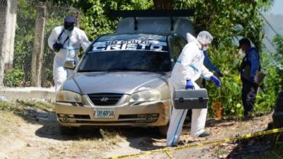 Técnicos policiales inspeccionaron el carro de la víctima y recabaron evidencias en la escena del crimen.