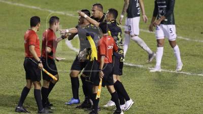 La plantilla del Real España expresó su molestia con la cuarteta arbitral.