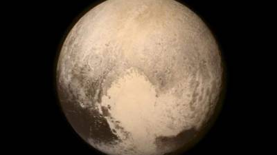 Imagen facilitada por la NASA, fechada el 13 de julio, que muestra una imagen de Plutón cuando la nave espacial estadounidense 'New Horizons' se encontraba a 768.000 km de su superficie. 'New Horizons' hizo historia al aproximarse hoy, 14 de julio de 2015, a unos 12.500 kilómetros de Plutón, lo más cerca que se ha estado nunca del desconocido planeta enano. EFE