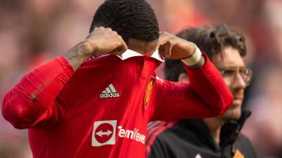 Marcus Rashford en el momento que salía de cambio por lesión.