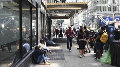 Al menos 2,600 familias de inmigrantes se beneficiaban con el programa de tarjetas de débito en Nueva York.