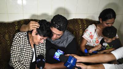 Familiares del hondureño Maynor Suazo hablan con los medios durante la llegada del féretro a la funeraria Amor Eterno, este martes en San Pedro Sula (Honduras).