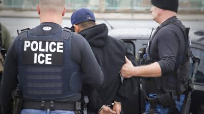 Durante el Gobierno de Trump, cientos de inmigrantes fueron detenidos en sus sitios de trabajo en redadas realizadas por ICE.