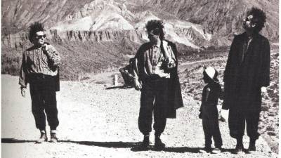 Zeta Bosio, Charly Alberti y Gustavo Cerati junto al pequeño Ángel Serapio durante el rodaje de “Cuando pase el temblor”, el 30 de abril de 1986.