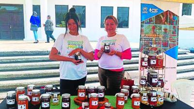 Karla Castellón junto a una de sus hijas ofreciendo sus mermeladas orgánicas, tiene 14 diferentes sabores.