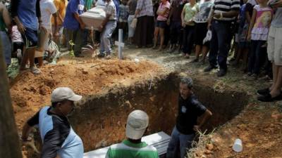 Los hermanos Wilder Cano y Marco Munguía fueron enterrados en una misma tumba en medio del dolor de sus parientes.