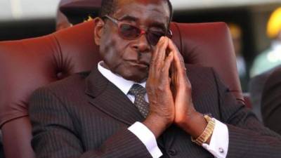 El expresidente de Zimbabue Robert Mugabe, el primer mandatario del país tras su independencia, ha muerto a la edad de 95 años, informó hoy el actual presidente zimbabuense, Emmerson Dambudzo Mnangagwa, en su cuenta de Twitter.EFE/EPA/AARON UFUMELI