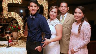 Lorvis, Maritza, Lorvis y Andrea Trejo festejaron junto a amistades y seres queridos.