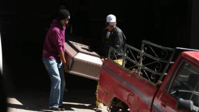 Momentos en que los familiares retiran de la morgue capitalina el cadáver de Luis Alonzo Rodríguez.