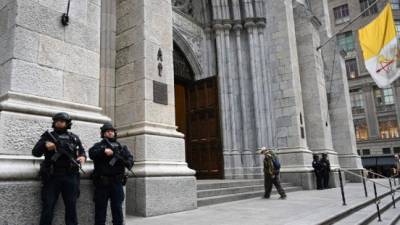 Agentes de la policía de Nueva York resguardan la catedral de San Patricio.