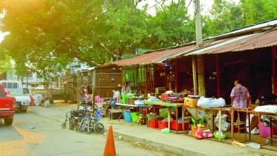 Algunas empresas de transporte no cuentan con terminal y autolotes tienen sus negocios en las calles. FOTOS: MELVIN CUBAS