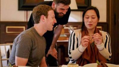 Zuckerberg junto a su esposa cenaron con Piqué en el Cotton House Hotel de la capital catalana.