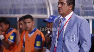 Jorge Luis Pinto, DT de Honduras durante la victoria en Trinidad y Tobago. FOTO: Delmer Martínez.