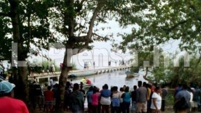 La comunidad lamenta la tragedia en la que fallecieron tres personas y hay cuatro menores desaparecidos.