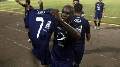 Rubilio Castillo alzando la camiseta con el dorsal 7 de Carlos Discua.