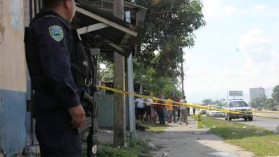 En el segundo anillo de San Pedro Sula fueron encontraron los cuerpos de dos hombres. Santos Aguilar lamenta la muerte de su hijo Emiliano Aguilar, ultimado en Ticamaya. Foto José Cantarero