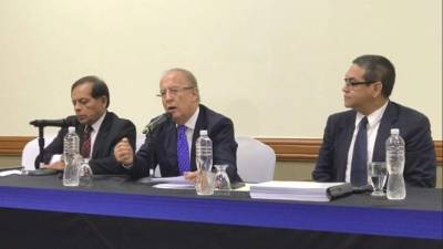 Theodore Dale, de la empresa transmisora (centro), aseguró que auditor de la OEA se negó a examinar la base de datos, la que aseguró no alteraron.