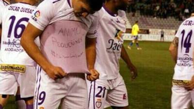 Instante en el que Jonathan Mejía enseña su camiseta.