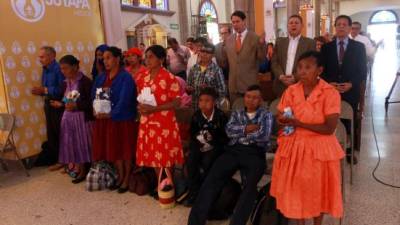 Cientos de feligreses han llegado a la Basílica.