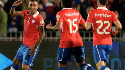 Un paciente con COVID-19 permanece en una camilla de la Unidad de Cuidados Intensivo en el Hospital Central Posta en Santiago, Chile, el viernes 4 de junio de 2021. El gobienro ordenó el jueves 10 de junio de 2021 que todas las comunas del gran Santiago retornen a una cuarentena desde el sábado debido a la alta tasa de contagios de COVID-19 que mantienen al límite el uso de camas con respiradores. (AP Foto/Esteban Félix)