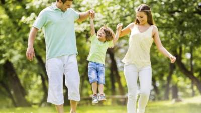 Los buenos padres comparten tiempo en familia.