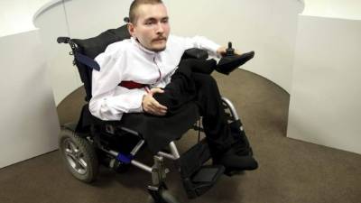 El ruso Valeri Spiridónov, el primer hombre cuya cabeza podría ser trasplantada a un nuevo cuerpo, presentó hoy un proyecto de silla de rueda con piloto automático. EFE