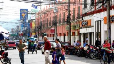 El comercio se ve afectado por las ventas con tarjetas de crédito, además de las altas temperaturas que ahuyentan a los clientes. Fotos: Amilcar Izaguirre.