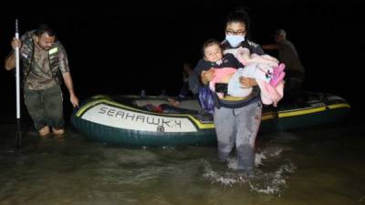 El menor iba con un grupo de mujeres migrantes que afirmaron no conocerlo./AFP.