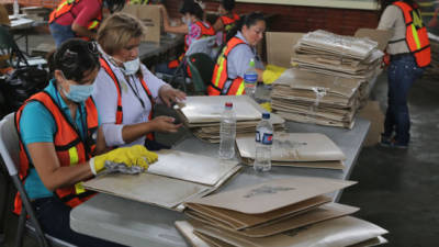 La llegada del material electoral al las bodegas del Infop utilizadas por el Tribunal Supremo Electoral. Foto: La Prensa