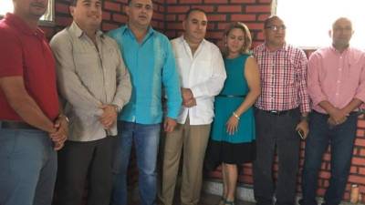 El alcalde Alexander López -de blanco- junto con el resto de miembros de la ZMVS.