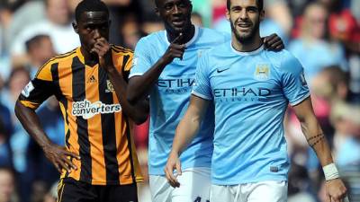 Álvaro Negredo y Yaya Toure celebran un gol ante el lamento del hondureño Maynor Figueroa.