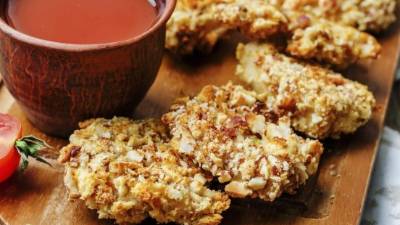 Hornear por 25 minutos o hasta que el pollo este cocido y crujiente por fuera.