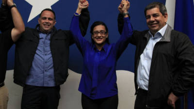 El alcalde electo Armando Calidonio, Lyli Umaña y Emil Hawit anoche en la casa del Partido Nacional en San Pedro Sula.