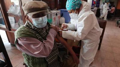 Un hombre recibe una vacuna contra la covid-19.