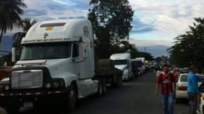 Los vehículos comenzaron a circular por el tramo que había sido tomado.